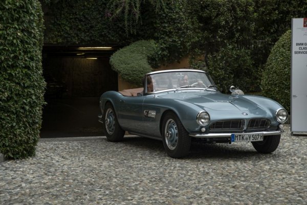 Най-красивото и най-търсеното от колекционерите BMW в цялата история на компанията. Парадоксално е, че през 50-те това 507, по дизайн на граф Албрехт фон Гьорц, едва не докарва компанията до фалит и за една бройка Daimler да я придобие. Елвис Пресли купува едно 507 за себе си, а по-късно подарява второ на сексбомбата Урсула Андрес. 

