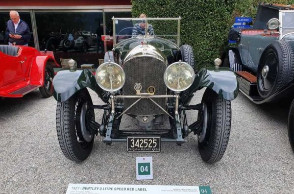 Произведен през 1927, този автомобил е с четирицилиндров трилитров мотор, създаден първоначално за състезания.
