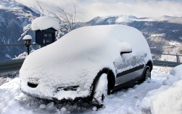 Виждайки снеговалеж през прозореца, много водачи решават да не бързат да почистват колата, особено ако не са планирани пътувания през този ден. В човешката природа е да бъдем мързеливи. По-добре да лежиш на дивана, отколкото да вземеш лопата, стъргалка, четка и да тръгнеш да чистиш снега от колата си.

Дори и да не ви трябва колата днес обаче, си струва да я почистите от снега и да не позволявате снежна преспа да се образува около колата. В противен случай снегът ще има време да се уплътни, да се превърне в лед и след това ще бъде трудно да се почисти, както от купето на колата, така и около нея. Ако не можете да преместите колата, трябва да стартирате двигателя и да я раздвижите напред-назад за да си направите път, който ще ви помогне да излезете в бъдеще. Много е важно да почистите цялата кола. Снежна преспа на покрива, докато колата се движи, може да падне върху предното стъкло и да блокира видимостта ви.
