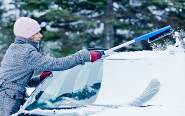 Много шофьори бързат да седнат зад волана, вместо да вземат лопата и да разчистят пространството около заснежената кола. Трябва обаче да отстраните снега под колелата и под броните. Ако това не бъде направено, тогава, когато се опитате да я подкарате, колелата ще потънат още по-дълбоко в снега, колата ще легне "по корем" на стега и ще бъде невъзможно да излезете без външна помощ. Препоръчва се всеки шофьор да има компактна пластмасова лопата за снегопочистване.
