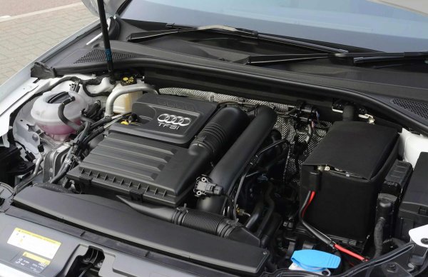 В повечето случаи проблемът е свързан със замърсяване на маслоустойчивите пръстени или запушване на вентилационната система на картера. На по-ранен етап може да опитате да се справите с почистването им и смяна на маслото с преход към по-вискозен тип.

Ако разходът на масло надвишава литър на 1000 км обаче, ще трябва да направите основен ремонт със смяна на буталната група. За да избегнете това, се препоръчва да намалите интервала за смяна на маслото до 7000-8000 км, редовно да почиствате вентилацията на картера и да не отлагате диагностиката при първите признаци на разход на масло.
