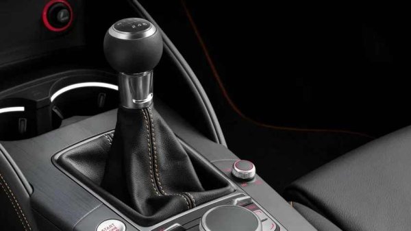 "Сухите" съединители на 7-степенната роботизирана скоростна кутия радват с бързо превключване, но в градски режим не издържат дълго. Още на 60-80 хиляди километра може да появят придърпване при тръгване и неприятни вибрации.
