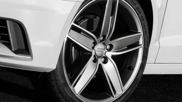 Неприятно бръмчене по време на шофиране на A3 може да се появи след 70 000 километра, което изисква добре да се провери окачването. Звукът ще се усилва при увеличаване на скоростта и особено при завиване. В напреднали случаи може да се усещат и вибрации на волана.
