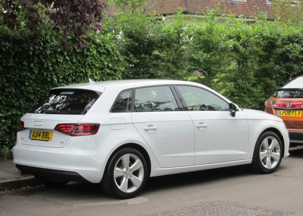 Обикновено това е банално износване на лагерите на главината. Причината е слаба защита от влага и високи натоварвания по лоши пътища. Превенцията е стандартна: не шофирайте по неравни повърхности, не забравяйте за балансирането на колелата, а също така следете състоянието на гумите и дисковете.
