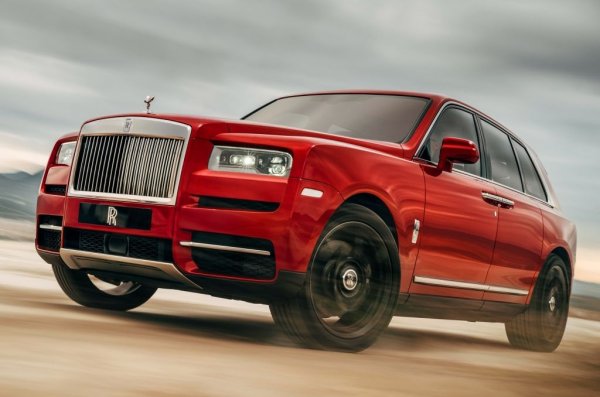 Година на основаване: 1902; първи модел с повишена проходимост: Cullinan (2018 г.); "съпротива": 114 години

Rolls-Royce също бе сред компаниите, които отлагаха възможно най-дълго представянето на модел с повишен клирънс. Но никой не е неподвластен на модата, дори да е ювелирът на автомобилната индустрия. Така, появилият се през 2018 година не само е най-скъпият сериен всъдеход в света, но стана и най-продавания модел на марката. Както и при повечето от останалите участници тук, между другото...

Cullinan представя няколко първи неща за Rolls: първият с 4х4 задвижване, първият с 5 врати и също така първият с 5 места (в базовата си версия, ако думата "базов" е подходяща в случая).