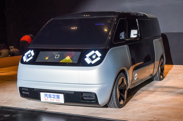 Базираната в Пекин компания Box Zhixing Technology показа два електрически таксиметрови минивана. Моделите са изградени върху оригиналната архитектура Octopus 1.0. Шасито и повечето части на каросерията са изключително унифицирани, като основната разлика са размерите - 4530x1900x1790 мм за BM-400 и 4900x1900x1790 мм за BM-600. 