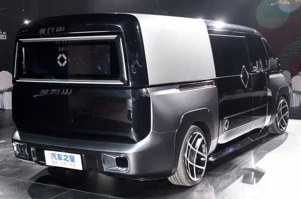 На каросерията има панели за излъчване на реклама. По-мощният миниван е с врати от двете страни, докато другият с плъзгащи се врати отдясно и врата за шофьора от другата страна. При BM-400 седалките са разположени във формула 1+1+3, а във втория &ndash; 1+2+3. На третия ред могат да се настанят трима пасажери, но има само една VIP седалка с 30-градусов наклон на облегалката. Багажникът се намира вдясно от водача.