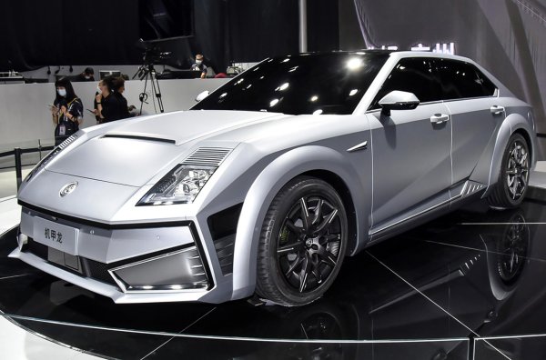 Great Wall създаде и друг подбранд, като първата партида от дебютния модел (101 бройки) беше разпродадена за три часа. Петметровият електрически седан със задвижване на всички колела е оборудван с двумоторен агрегат с мощност 550 к.с. 