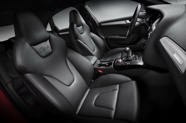 Впечатляващите характеристики на автомобилите са подкрепени от 18-инчови олекотени, алуминиеви джанти, задно крило, ксенонови фарове и дневни LED светлини