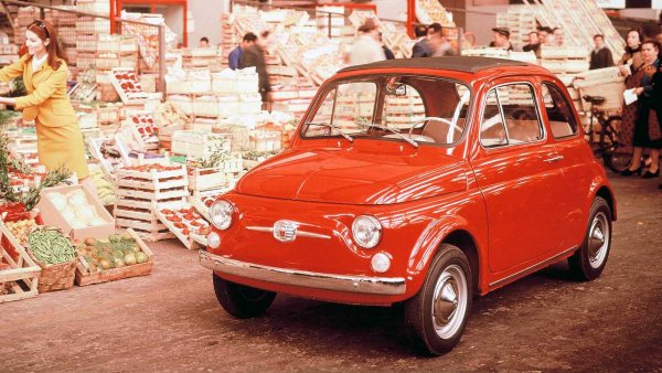 А това,  може би, е най-прочутият Fiat 500. За да не се бърка модела, пуснат през 1957 г., с Topolino, той беше наречен "Nouva 500" ("Новият 500"). Също толкова обикновен и достъпен като предците си, базовият 500 е оборудван с маломощен (13 конски сили) полулитров двигател. Тези, които искат по-бърза опция, могат да изберат "напомпаната" версия Abarth, чиято мощност е почти 3 пъти по-голяма.