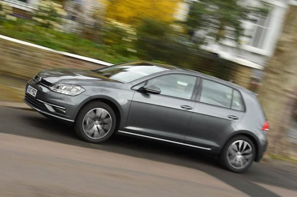 Помолете 10 англичани да назоват семейна кола и най-вероятно повечето от тях ще споменат Volkswagen Golf. Моделът е оценяван заради отличното си управление и богатия избор на версии. Със своя турбо 1.0 TSI двигател с мощност 110 конски сили Golf харчи средно 4,7 литра на 100 км.