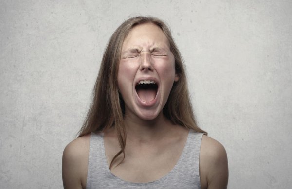 За човешкия слух тези високочестотни вълни не винаги са приятни. Те могат да се променят в процеса на движение на автомобила и при незагряла трансмисия да се чуват силно жужене, а след това, с повишаване на температурата честотата се увеличава и звукът преминава в неистов вой, достигащ до остро свирене при увеличаване на оборотите. С времето звукът на трансмисията се променя, а към него се добавят стърженето на износени лагери и "пищенето на износения ремък.

Автомобилните производители са наясно с този проблем, но поради физическите принципи на работа на трансмисията е невъзможно тя да се отърве от всичките си недостатъци. Обикновените ръчни скоростни кутии или хидравличните автоматици звучат много различно, тъй като въртящият момент в тях се предава чрез въртенето на зъбните колела.