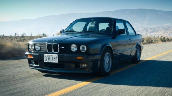 Времената на евтиното E30 M3 отдавна са отминали. През 2022 г. тази кола ще струва над 60 000 долара, като е добре запазена. Но ако не държите на емблемата M и харесвате идеята за нещо по-загадъчно и по-рядко, потърсете по-новото 320is. Тези версии са правени за пазарите в Италия и Португалия, като 2,0-литровият двигател гарантира и по-нисък данък.