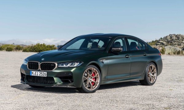 Старите автомобили BMW M са готини, но едва ли в наши дни някой (дори той да е милионер) би искал да се вози в 50-годишен CSL. Настоящото BMW M5 CS има под капака си 4,4-литров туин-турбо V8 с 635 к.с., който е съчетан с карбонова каросерия, намаляваща теглото със 70 кг., състезателен интериор с 4 седалки и система за задвижване на четирите колела. Да, то е по-скъпо от стандартното M5 с 600 коня, но пък парите не са важни, когато човек може да сбъдне една от мечтите си.