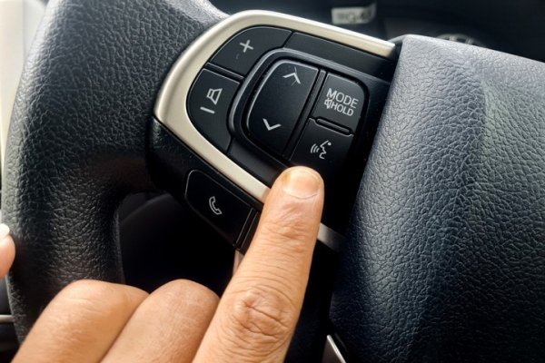 Гласово активираните системи, които понякога работят така, сякаш не разбират какво им казвате, могат да бъдат разочароващи. Същото важи, ако тези системи са неточни, бавни или отказват да сътрудничат. Да имате добра гласово активирана система е страхотно, защото можете да правите много неща, без да откъсвате очи от пътя, но това не винаги е така.
