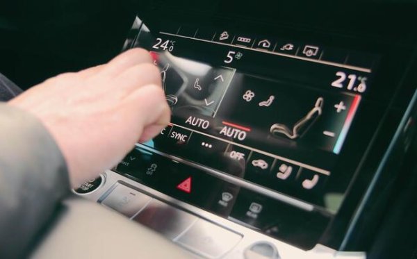 Много шофьори имат смесени чувства относно сензорните екрани, тъй като някои производители на автомобили принуждават собствениците да имат достъп до неща като управление на климатика чрез тях. Преминаването през такива системи за регулиране на климатика може да се почувства като загуба на време.
