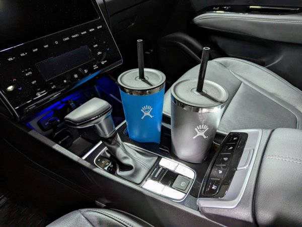 В зависимост от ситуацията, държачите за чаши може да са задължителни. Въпреки това, някои дизайнери на автомобили не смятат, че разположението или размерът на държачите за чаши са от значение, което разочарова много купувачи. Особена, ако те са твърде малки или са поставени на неудобно място.
