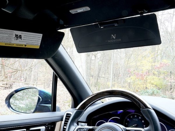 Друга характеристика, която шофьорите искат да изчезне, е тенденцията към все по-малки сенници. Ако сенниците са твърде малки или неправилно разположени, те може да са неефективни при блокиране на слънчевата светлина.
