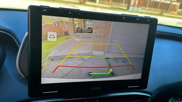 Тази функция понякога се активира със забавяне, а това това може да направи паркирането или излизането от паркинга стресиращо, особено ако районът е натоварен с други шофьори и пешеходци.
