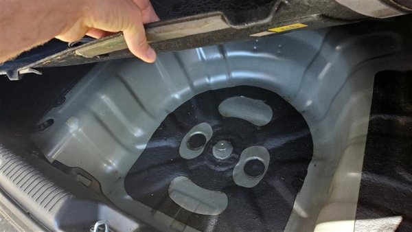 Едно от наистина дразнещите неща е липсата на резервна гума. Някои производители на автомобили спестяват място и пари, като включват комплект (кит) за ремонт вместо резервна гума. Това определено причинява затруднения на много шофьори, които предпочитат да заложат на класически вариант с резервна гума вместо на кит-комплект, който трябва да запечата пробива и да позволи продължаване на пътуването.
