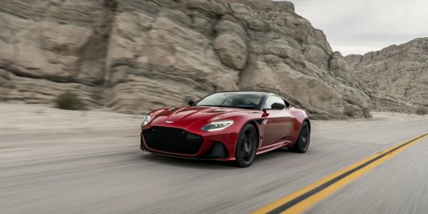 С мощност от 715 конски сили и масирано използване на фиброкарбон при създаването на DBS Superleggera, британският модел е пряк съперник на Ferrari 812 Superfast. Отново V12 двигател и максимална скорост, равна на тази на 812.