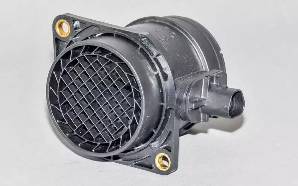 MAF сензора измерва масата на въздуха, влизащ в двигателя, помагайки на ECU да създаде необходимата смес въздух-гориво. Днес най-често работи чрез измерване на температурата на нагрят резистивен елемент (филм или нишка).

Той се намира във всмукателната система, между въздушния филтър и дроселовата клапа.
 
Ако се повреди, двигателят няма да спре: управляващият блок ще превключи в авариен режим, при който съставът на сместа ще осигури поне известно изгаряне на бензина. Въпреки това, минималните обороти на празен ход и разходът на гориво могат да се увеличат, а производителността на автомобила ще бъде осезаемо влошена.
