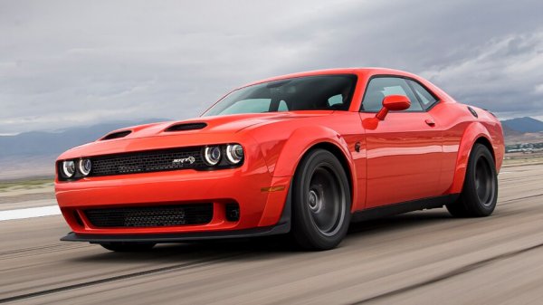Версията Demon е вече част от историята, но това не означава, че Dodge не може да ви предложи кола с над 800 конски сили. За 2021 идва ултра мощният Challenger с 807 коня.

