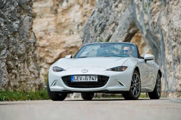 По отношение на управлението, малцина могат да се сравнят с Mazda MX-5. Евтиният малък роудстър е впечатляващ и забавен при всяка скорост. Освен това, поддръжката му не е скъпа, а е и надежден, както всички модели на японската компания.

