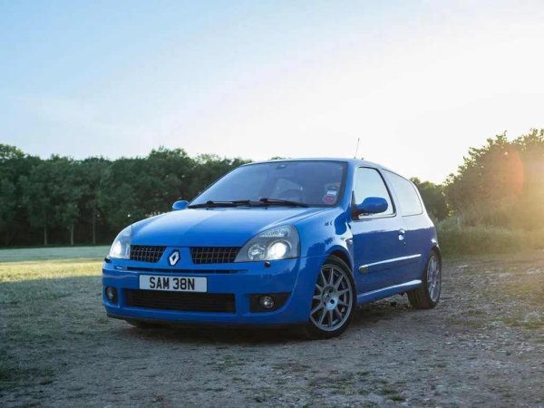 Подразделението RenaultSport успя да превърне практичното бюджетно Clio от второ поколение в добър "наточен" автомобил, който може да се конкурира с по-големите модели. Той е бърз, послушен и маневрира добре.
