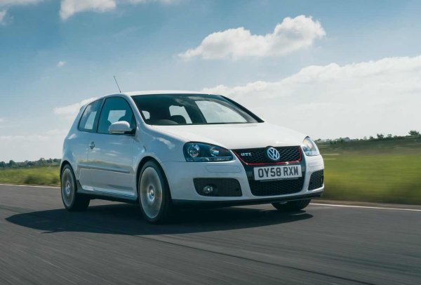 Volkswagen Golf GTI е класически хот-хеч, който е не само забавен, но и подходящ за ежедневно шофиране - доста просторен и с голям багажник. Моделът от пето поколение е евтин и разполага с доказан 2.0-литров турбо двигател с мощност 200 конски сили.
