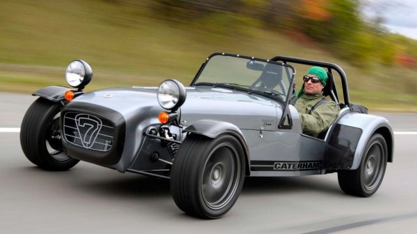 Caterham, който е модерна версия на прочутия Lotus Seven, е създаден с една цел - да носи удоволствие от шофирането. Той не е практичен и е много опростен, дори няма странични прозорци. Лекият спортен автомобил е отличен за управление, а мощните му версии са много бързи. Тъй като в дизайна са използвани двигатели от масово произвеждани модели, поддръжката на Caterham няма да ви разори.
