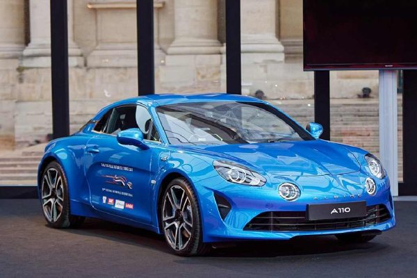 Купето Alpine A110 на Renault е по-евтина алтернатива на Porsche Cayman, която няма да удари по джоба ви. Лекият спортен автомобил със средно разположен двигател има образцово управление, послушен е и лесно се контролира.

