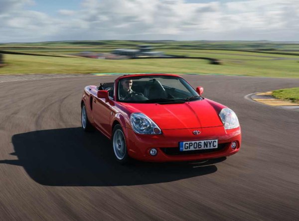 Най-новото поколение на Toyota MR2е евтин кабриолет със средно разположен двигател и дизайн, вдъхновен от Porsche Boxster. Освен това, както всички модели на японската марка, спортният автомобил е надежден и евтин за поддръжка.
