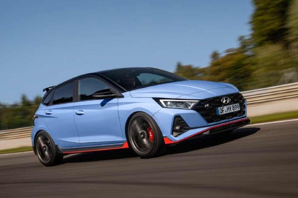 Hyundai i20N е един от най-достъпните хот-хечове днес. Компактният автомобил е маневрен, а турбодвигателят му с мощност 204 конски сили позволява ускорение от 100 км/ч за 6,7 сек. Освен това е и доста икономичен - 7 литра на 100 км.
