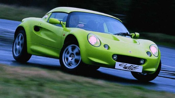 Lotus Elise е тесен и не особено практичен, но се управлява страхотно. Лекият автомобил демонстрира добра динамика и разход от 7 литра на 100 км. Двигателят му е заимстван от Toyota, така че е надежден и безпроблемен. Изненадва и с ниската си цена.
