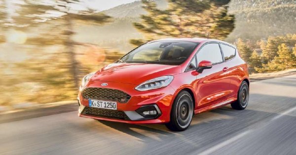Дори обикновеният Ford Fiesta задава стандарта за управление във B-сегмента. Наточеният ST вариант съчетава перфектно настроеното шаси с турбо двигател с мощност 200 к.с., който позволява ускорение от 0 до 100 км/ч за 6,7 сек и максимална скорост от 220 км/ч. В същото време хечбекът е просторен, практичен и харчи 6 литра на 100 км.
