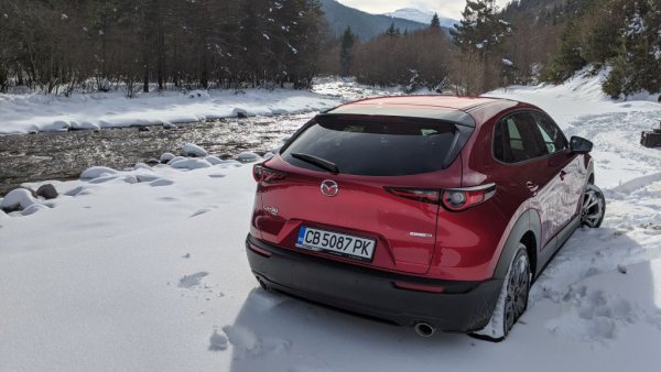 Японците пострадаха тежко от карантинните мерки, които прекъснаха доставките на автомобили от Япония. Спадът спрямо 2019 е почти 46%. Надеждите са в края на годината тенденцията да се обърне с дебюта на електрическата MX 30. 
