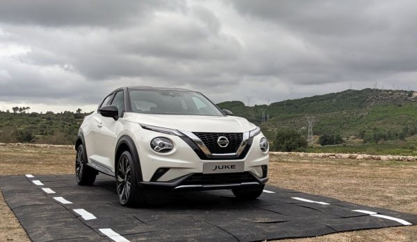 Японският гигант има затруднения на глобално ниво, откакто Карлос Гон бе отстранен от управлението в края на 2018. Продажбите в ЕС са с 35% по-ниски тази година, пазарният дял пада до 2.1%. 
