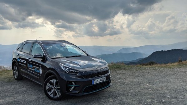 По-малката от двете корейски компании е големият печеливш в Европа през август - на фона на двуцифрените спадове при конкурентите Kia отчита почти 19% ръст през месеца. За периода януари - август свиването е 21%, доста под средното за пазара, и делът на Kia пораства до 3.5%. 
