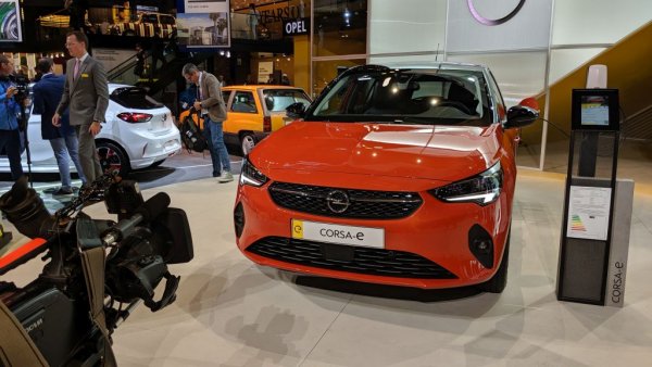 Германската марка, вече част от PSA, е от най-губещите тази година - почти 51% спад в продажбите и пазарен дял, който се е стопил от 5.4 до 3.9%. Коронакризата е само част от обяснението. Вероятно по-сериозен ефект има смяната на поколенията при бестселъра Corsa, при която новата генерация дойде с доста по-високи цени. За сметка на това обаче маржът на печалба се повишава. 
