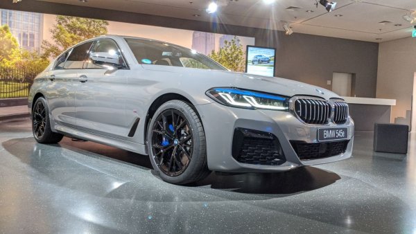 Баварците са единствената друга компания освен Kia, която успява да отчете пазарен ръст през август (8.6%). На годишна база изоставането е 20%, което увеличава пазарния дял на BMW до 5.4%, един от най-добрите показатели в цялата им история. 
