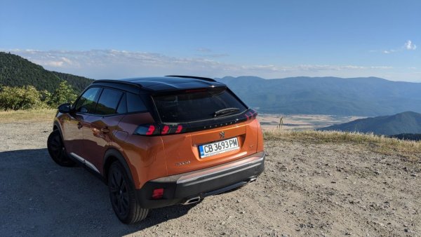 Французите също са потърпевши от карантините през пролетта, отчитайки 31.5% спад на годишна база. Пазарният дял се запазва - 6.7%. Заради повишения марж обаче финансовите резултати на компанията не страдат особено от свиването. 
