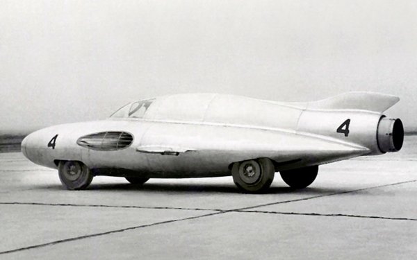 За конструкцията на "Стрела" били използвани алуминий и дурал, а вместо спирачна система, подобно на изтребителите, се използвал парашут. Основен проблем за осъществяването на рекорд бил липсата на подходящи писти, които да са предвидени за подобни безумни скорости.

При тест на полосата за излитане на Горковското летище станал инцидент, при който първият съветски хиперкар бил напълно разрушен. Зад волана бил двукратният автомобилен шампион на СССР М. Метелев, който, за щастие, се отървал само със счупен палец на ръката.