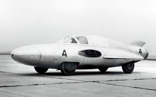 Тази екстремна спортна машина е построена през 50-те години на 20 век в Гроковския автозавод. ГАЗ ТР "Стрела" (ТР - турбореактивен) била оборудвана с двигател от изтребител МиГ-17 с мощност 1000 конски сили. По разчети на инженерите, автомобилът би могъл да постигне максимална скорост от 800 км/ч и да установи абсолютен рекорд по скорост.
