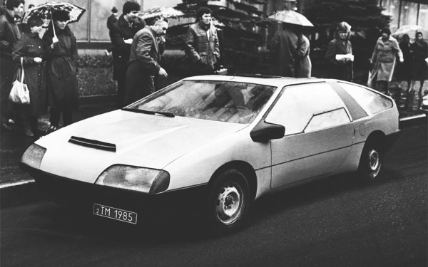 Трудно е да си представим, че стилният спортен автомобил "Лаура" е построен в обикновен гараж в покрайнините на Ленинград. И то от двама инженери-любители - Генадий Хаинов и Дмитрий Парфенов. Това, което било изключително рядко явление през 1985 година било предното предаване, както и електрическото отваряне на стъклата.