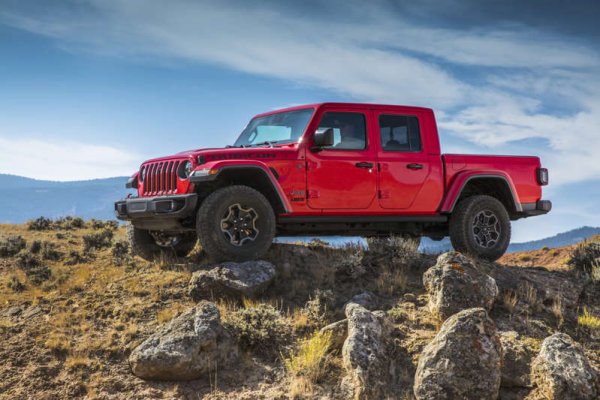 Готовият за офроуд Jeep Gladiator предлага впечатляващ набор от стандартни функции за сигурност, както и голяма товарна платформа, чието използване е допълнително улеснено от променящата позицията си задна врата.
