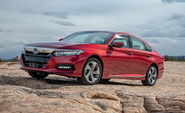 Моделите от D-сегмента доста стремително губят популярност в последните години, и Accord не е изключение, с 26% спад спрямо 2019. 
