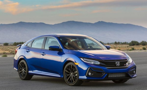Моделът на Honda отчита 20% спад през годината, което все пак е по-добре от 22-та процента при основния конкурент Toyota Corolla. 
