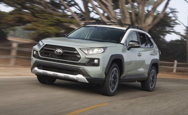 Предпочитаната кола от т. нар. "футболни майки" тръгна много добре и за първото тримесечие имаше завиден ръст, но после карантината си каза думата и в крайна сметка RAV4 приключи 2020 с 4% спад - добре на фона на конкурентите. 
