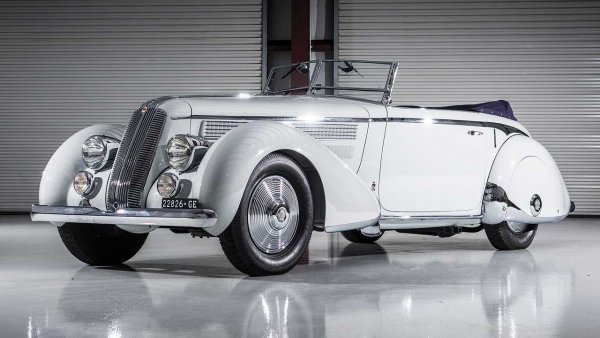 Е, най-скъпата Lancia в списъка е един невероятен модел от 30-те години на миналия век - предвоенният Lancia Astura Cabriolet Series III "Tipo Bocca" Pinin Farina от 1936 г., един от едва трите кабриолета, направени в Торино с къса база. На търг през 2017 г. за него бяха платени рекордните 1 935 940 евро. Автомобилът е оборудван с трилитров V8 двигател с мощност 83 конски сили с карбуратор Zenith 30 DVI и 4-степенна ръчна скоростна кутия. Той беше качествено възстановен, след което многократно беше обявяван за победител в различни изложби на класически автомобили.